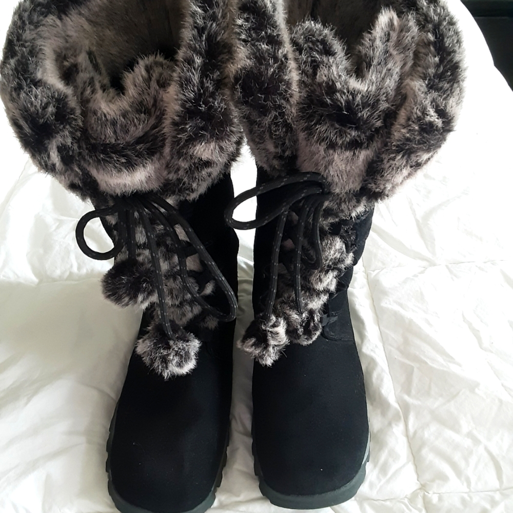 Brand New! Sketchers Woman's Winter Boots Size 10